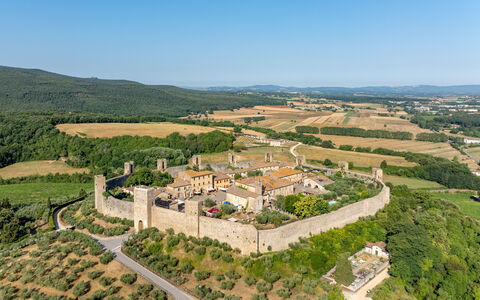 Casa La Cedrina, Pool, Lornano: Paysage, Village, Vue Du Ciel, Photographie Aérienne, Aménagement Paysager, Fortification, Plantation, Château