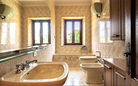 Casa La Cedrina, Pool, Lornano: Luminaire Plomberie, Lavabo, Design Intérieur, Évier, Salle De Bains, Sol, Sol, Robinet, Plomberie, Éclairage