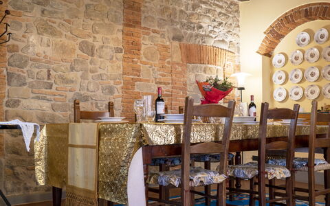 Country Historical House Lucca: Meubles, Design Intérieur, Bois, Table, Chaise, Salle À Manger, Plafond, Sol, Table Cuisine Et Salle A Manger, Éclairage