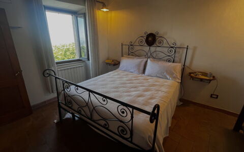 Appartamento Del Mercato: Chambre, Lit, Sol, Sol, Meubles, Literie, Drap De Lit, Design Intérieur, Cadre De Lit, Linge