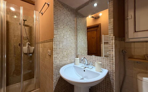 Appartamento Del Mercato: Salle De Bains, Lavabo, Luminaire Plomberie, Évier, Mur, Sol, Design Intérieur, Sol, Robinet, Miroir