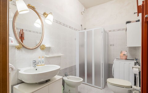 Casa Gioia In Lucca: Design Intérieur, Sol, Sol, Pièce, Luminaire Plomberie, Plafond, Meubles, Éclairage, Salle De Bains, Domicile