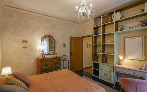Butterfly Apartment In Lucca: Meubles, Design Intérieur, Mur, Bois, Pièce, Chambre, Plafond, Lit, Sol, Sol