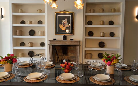 Villa Sassinoro: Meubles, Design Intérieur, Vaisselle, Table, Bois, Éclairage, Table Cuisine Et Salle A Manger, Chaise, Sol, Salle À Manger