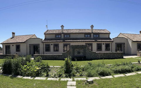 Villa Sassinoro: Bâtiment, Fenêtre, Domicile, Maison, Toit, Architecture, Façade, Zone Résidentielle, Chalet, Biens