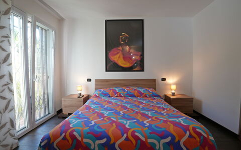 La Sevillana: Design Intérieur, Meubles, Lit, Chambre, Mur, Sol, Sol, Bois, Drap De Lit, Pièce