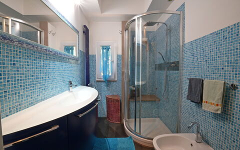 La Sevillana: Bleu, Salle De Bains, Luminaire Plomberie, Lavabo, Design Intérieur, Sol, Évier, Sol, Robinet, Miroir