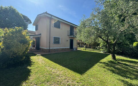 Dependance Egle: Maison, Domicile, Zone Résidentielle, Pelouse, Jardin, Biens, Chalet, Cour, Arrière-Cour, Banlieue