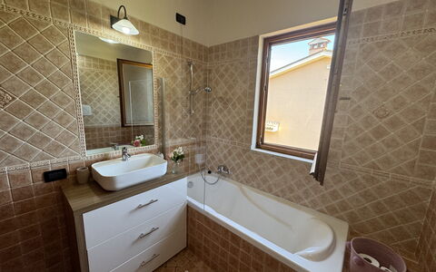 Dependance Egle: Luminaire Plomberie, Sol, Mur, Design Intérieur, Salle De Bains, Sol, Évier, Armoire De Toilette, Lavabo, Robinet