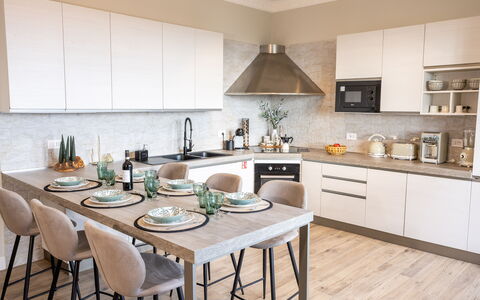 Casa Coccinella: Meubles, Design Intérieur, Cuisine, Sol, Comptoir, Bois, Chaise, Cabinetry, Appareil De Cuisine, Vaisselle