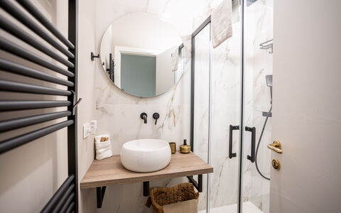 Casa Coccinella: Design Intérieur, Mur, Sol, Sol, Salle De Bains, Luminaire Plomberie, Meubles, Éclairage, Pièce, Domicile