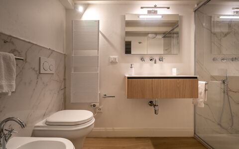 Elegant Apartments Near the Duomo: Design Intérieur, Sol, Luminaire Plomberie, Salle De Bains, Sol, Évier, Lavabo, Miroir, Robinet, Plomberie