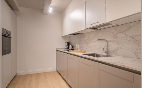 Elegant Apartments Near the Duomo: Cuisine, Comptoir, Sol, Bois, Design Intérieur, Appareil De Cuisine, Cabinetry, Sol, Principaux Appliance, Plafond