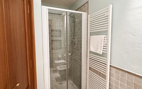 Villa Diamante: Sol, Sol, Design Intérieur, Bois, Luminaire Plomberie, Pièce, Plafond, Plomberie, Porte, Salle De Bains