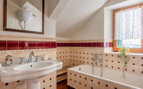 Casa Olivia With Garden And Wifi: Sol, Design Intérieur, Luminaire Plomberie, Robinet, Sol, Salle De Bains, Plomberie, Tuile, Évier, Pièce