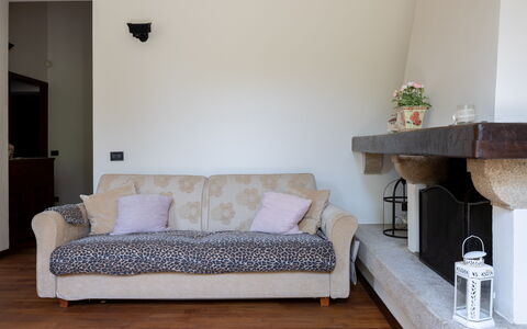 Casa Olivia With Garden And Wifi: Meubles, Design Intérieur, Mur, Sol, Canapé, Bois, Sol, Pièce, Salon, Éclairage