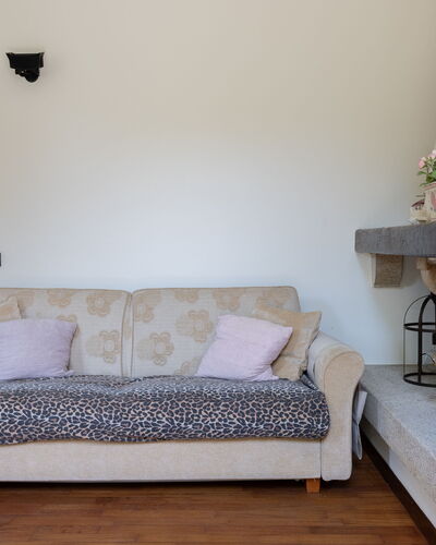 Casa Olivia With Garden And Wifi: Meubles, Design Intérieur, Mur, Sol, Canapé, Bois, Sol, Pièce, Salon, Éclairage