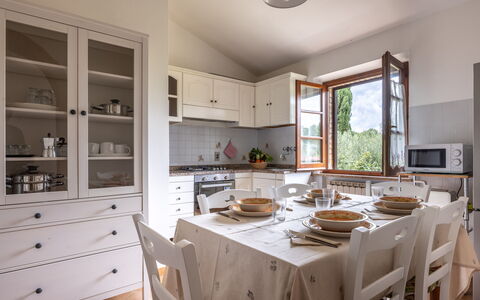 Oliveto Del Cantarello: Meubles, Design Intérieur, Sol, Bois, Cabinetry, Cuisine, Plafond, Table, Appareil De Cuisine, Chaise