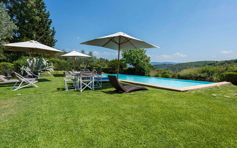 Villa Belchianti: Bleu, Colline, Lot Terre, Piscine, Jardin, Chaîne De Montagnes, Pelouse, Prairie, Aménagement Paysager, Mobilier De Jardin