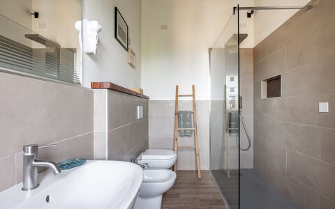 Maria Gabriella Holiday Home In Monticchiello: Sol, Mur, Sol, Salle De Bains, Luminaire Plomberie, Design Intérieur, Plomberie, Éclairage, Plafond, Robinet