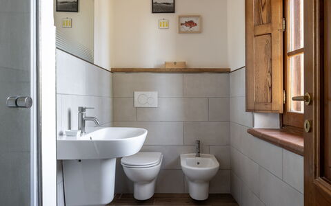 Maria Gabriella Home & Cottage: Sol, Mur, Luminaire Plomberie, Salle De Bains, Sol, Siège De Toilette, Lavabo, Évier, Design Intérieur, Toilette