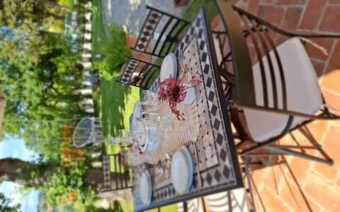 The Tuscan Retreat Spa: Meubles, Chaise, Table, Tableau De Plein Air, Mobilier De Jardin, Le Fer, Jardin, Cour, Ombre, Pelouse