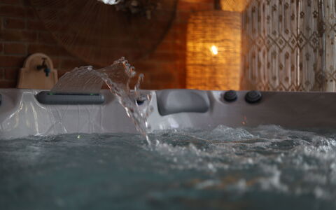 The Tuscan Retreat Spa: Baignoire, Luminaire Plomberie, Jacuzzi, Salle De Bains, Plomberie, Robinet