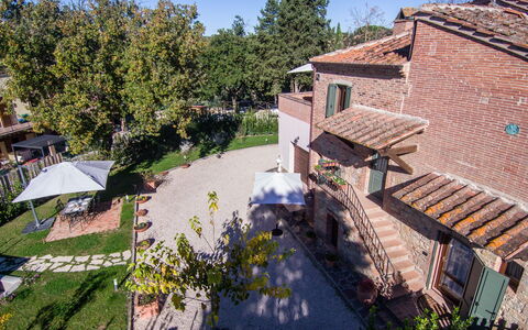 The Tuscan Retreat Spa: Zone Résidentielle, Arbuste, Domicile, Design Urbain, Jardin, Biens, Hacienda, Cour, Aménagement Paysager, Ombre
