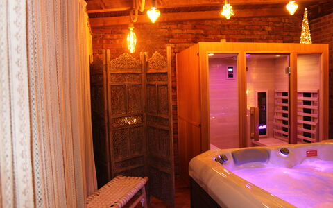 Holiday Home Croce With Spa: Design Intérieur, Bois, Sol, Sol, Éclairage, Plafond, Pièce, Tache De Bois, Chambre, Lit