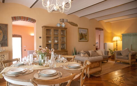 The Tuscan Retreat Spa: Meubles, Design Intérieur, Chaise, Table, Sol, Bois, Sol, Pièce, Salle À Manger, Table Cuisine Et Salle A Manger