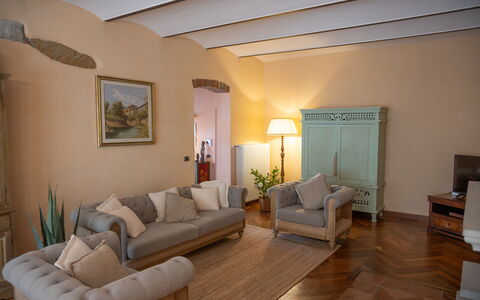 The Tuscan Retreat Spa: Meubles, Design Intérieur, Sol, Canapé, Bois, Sol, Pièce, Textile, Salon, Éclairage