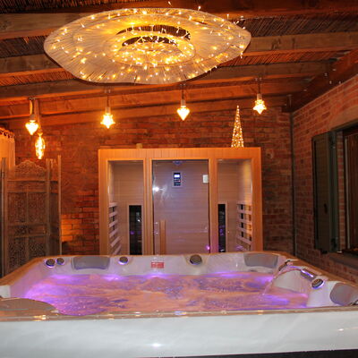 Holiday Home Croce With Spa: Design Intérieur, Meubles, Bois, Sol, Plafond, Sol, Éclairage, Luminaire, Pièce, Domicile