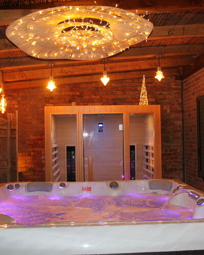 Holiday Home Croce With Spa: Design Intérieur, Meubles, Bois, Sol, Plafond, Sol, Éclairage, Luminaire, Pièce, Domicile