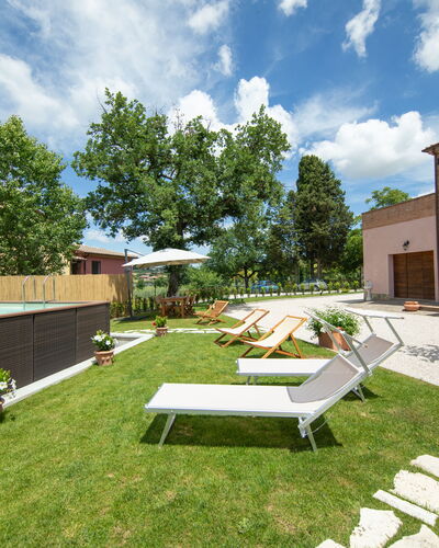 The Tuscan Retreat Spa: Zone Résidentielle, Jardin, Lot Terre, Mobilier De Jardin, Domicile, Ombre, Arrière-Cour, Piscine, Aménagement Paysager, Biens