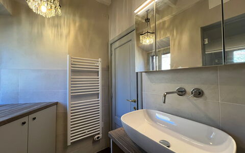 Guelfa 60: Design Intérieur, Luminaire Plomberie, Sol, Salle De Bains, Sol, Robinet, Plafond, Éclairage, Plomberie, Évier