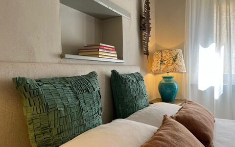 Guelfa 60: Coussin, Meubles, Mur, Chambre, Design Intérieur, Linge, Literie, Lit, Throw Pillow, Drap De Lit