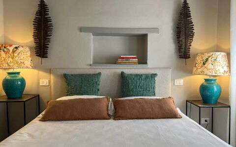 Guelfa 60: Meubles, Lit, Design Intérieur, Chambre, Literie, Mur, Drap De Lit, Coussin, Linge, Pièce