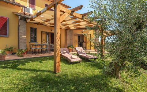 Villa Costa al Bagno: Bois, Domicile, Porche, Meubles, Arrière-Cour, Ombre, Eco Hôtel, Jardin, Mobilier De Jardin, Chalet