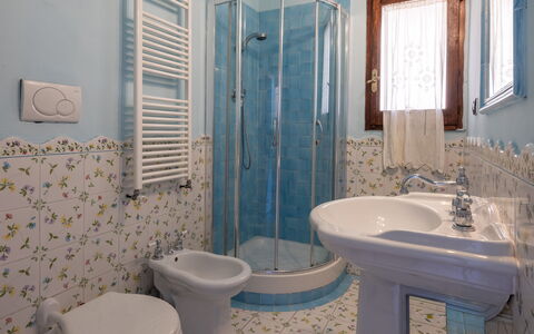 Cuore Di Firenze Apartment: Design Intérieur, Sol, Luminaire Plomberie, Sol, Salle De Bains, Éclairage, Lavabo, Meubles, Robinet, Évier