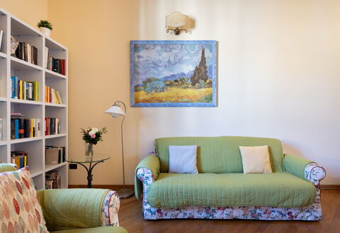Cuore Di Firenze Apartment: Meubles, Design Intérieur, Canapé, Mur, Sol, Pièce, Sol, Bois, Salon, Jaune
