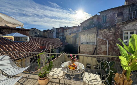 Casa Capolino: Pot De Fleur, Balcon, Plante D'Appartement, Appartement, Chaise, Mobilier De Jardin, Traitement De Fenetre