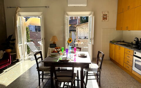 Casa Capolino: Meubles, Sol, Design Intérieur, Chaise, Bois, Sol, Table, Table Cuisine Et Salle A Manger, Éclairage, Salle À Manger