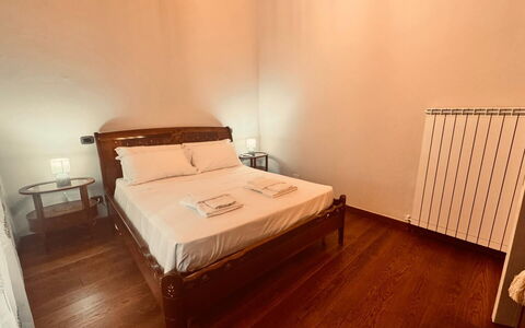 Casa Castelli: Lit, Chambre, Sol, Bois, Drap De Lit, Sol, Literie, Design Intérieur, Meubles, Cadre De Lit