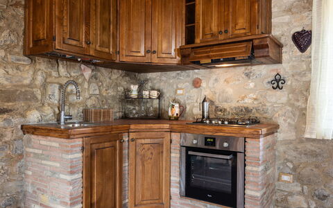 La Casina Honeymoon Cottage, Badia Agnano: Bois, Cabinetry, Cuisine, Comptoir, Design Intérieur, Sol, Placard, Meubles, Domicile, Tiroir