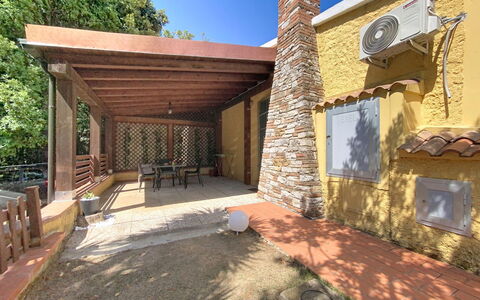 Your Tuscan Retreat: Bois, Sol, Ombre, Tache De Bois, Porche, Structure En Plein Air, Colonne, Arrière-Cour, Hacienda, Conception