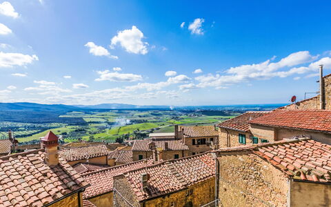 Your Tuscan Retreat: Horizon, Paysage, Zone Résidentielle, Zone Rurale, Toit, Village, Établissements Humains, Banlieue, Matin, Pente