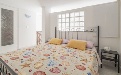 Casa Dolly, Monterosso 5 Terre: Lit, Meubles, Literie, Design Intérieur, Chambre, Drap De Lit, Sol, Linge, Bois, Sol