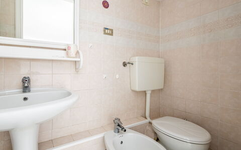 Casa Dolly, Monterosso 5 Terre: Sol, Design Intérieur, Sol, Luminaire Plomberie, Salle De Bains, Pièce, Lavabo, Toilette, Plafond, Évier