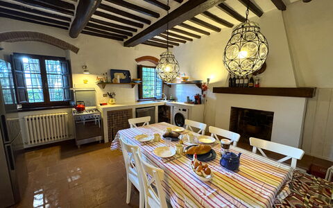 Allo Scoiattolo: Meubles, Design Intérieur, Table, Bois, Sol, Table Cuisine Et Salle A Manger, Chaise, Pièce, Éclairage, Salle À Manger