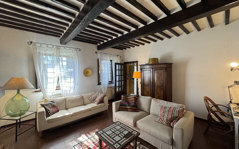 Allo Scoiattolo: Meubles, Design Intérieur, Canapé, Sol, Mur, Pièce, Sol, Bois, Plafond, Salon